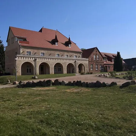 Der Westfluegel Storchennest Tatil Evi Stolpe auf Usedom
